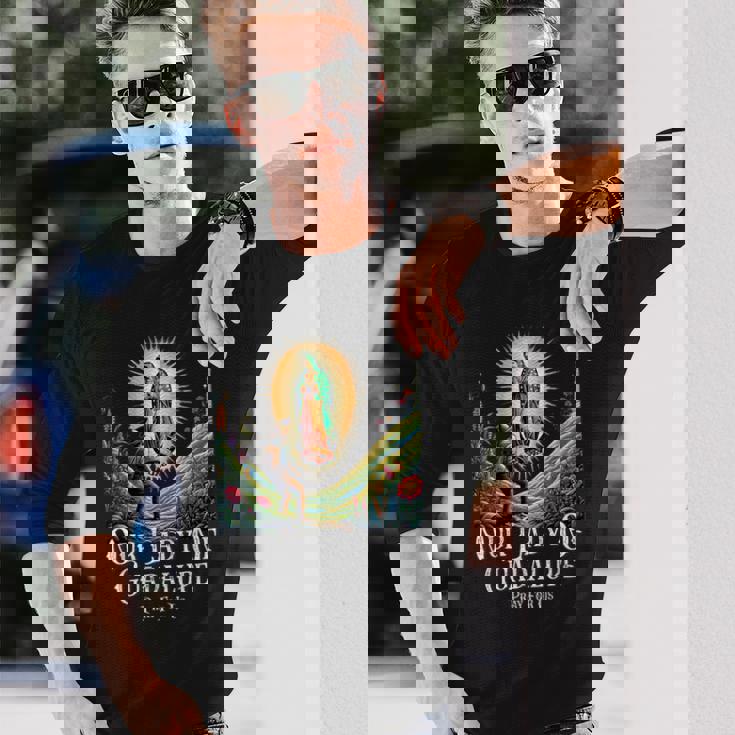 グアダルーペの聖母マリアカトリック 長袖Tシャツ 彼への贈り物