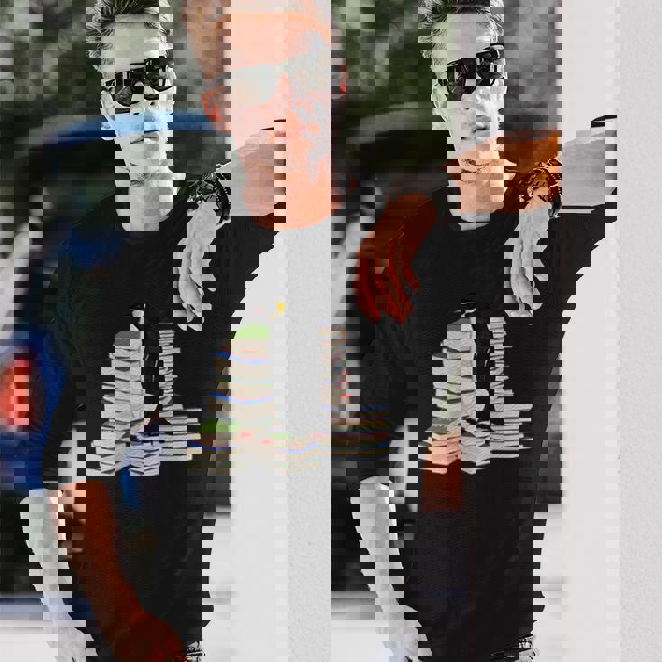 コウテイペンギン 鳥 本 読む 動物 図 バードウォッチング 贈り物 鳥類学者 生物学者 自然科学 長袖Tシャツ 彼への贈り物