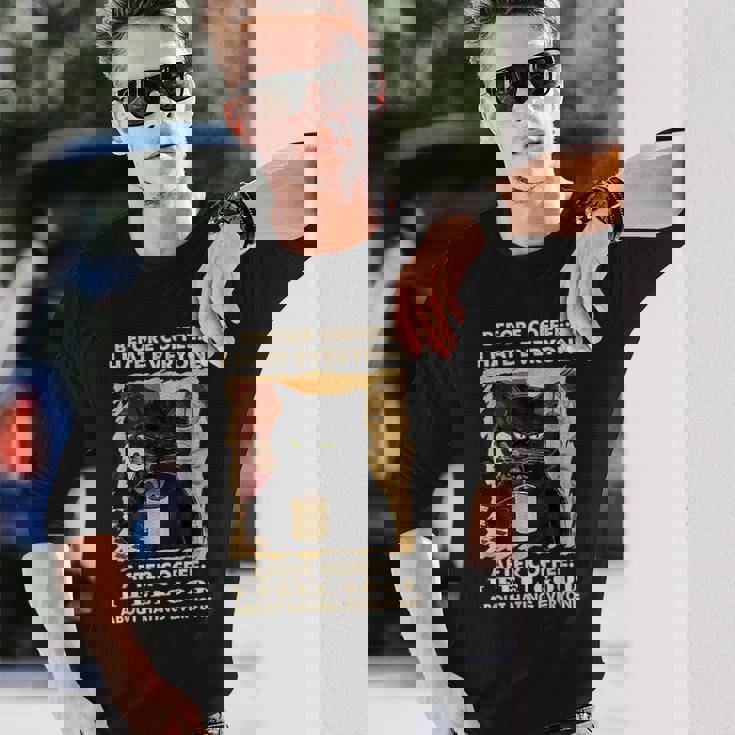 コーヒーの前にみんな嫌いな黒猫がコーヒーを飲む 長袖Tシャツ 彼への贈り物