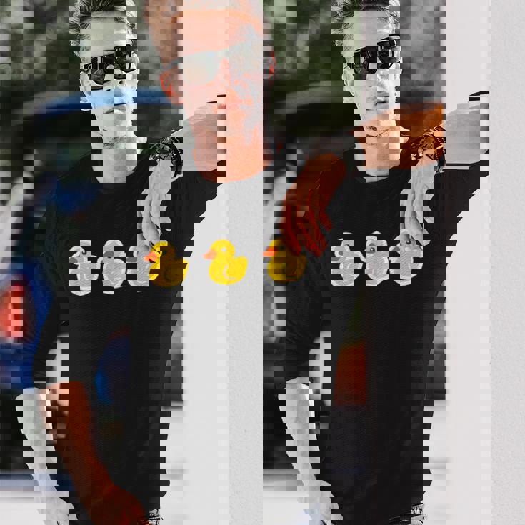 ゴムアヒル（3 スリー）黄色いアヒル お風呂のおもちゃ ラバーダック【ポップ イラスト】ゆるかわいい キャラクター 長袖Tシャツ 彼への贈り物