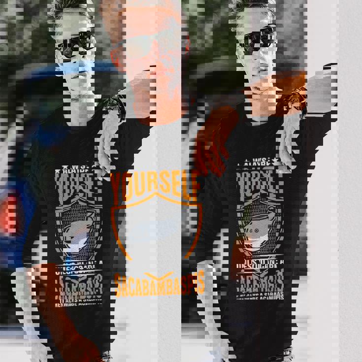 サカバンバスピスのフィッシュミームになれない限り、常に自分らしくありなさい 長袖Tシャツ 彼への贈り物