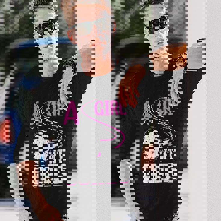 サッカーでゴールを決めた少女 長袖Tシャツ 彼への贈り物