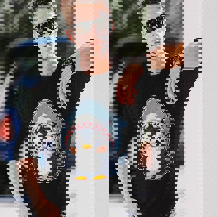 サメのコスチュームを着た面白いペンギン 長袖Tシャツ 彼への贈り物