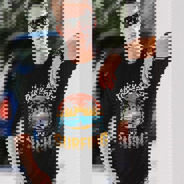 サーフィンサーフボードが大好き。メンズサーフボーダー用。 長袖Tシャツ 彼への贈り物