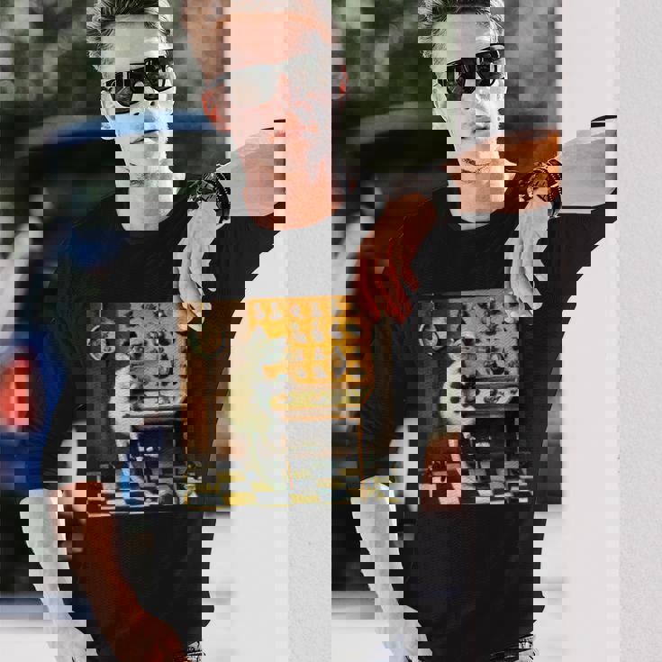 シュールレアリスト絵画 チェスをする猫とサルバドール・ダリ 長袖Tシャツ 彼への贈り物