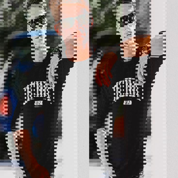 シンシナティオハイオ州オハイオ大学スタイル 長袖Tシャツ 彼への贈り物