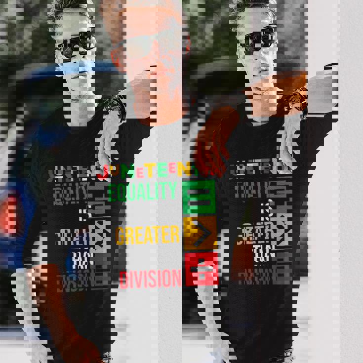 ジューンティーンスの平等は分裂よりも大きい 長袖Tシャツ 彼への贈り物