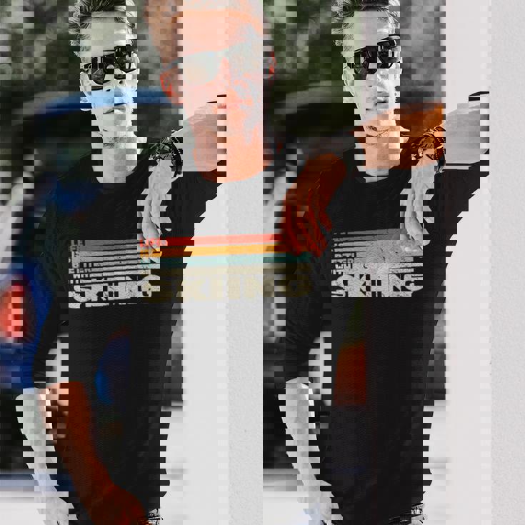 スキースノースキーヤーとレトロなスノウスキーで人生はより良い。 長袖Tシャツ 彼への贈り物