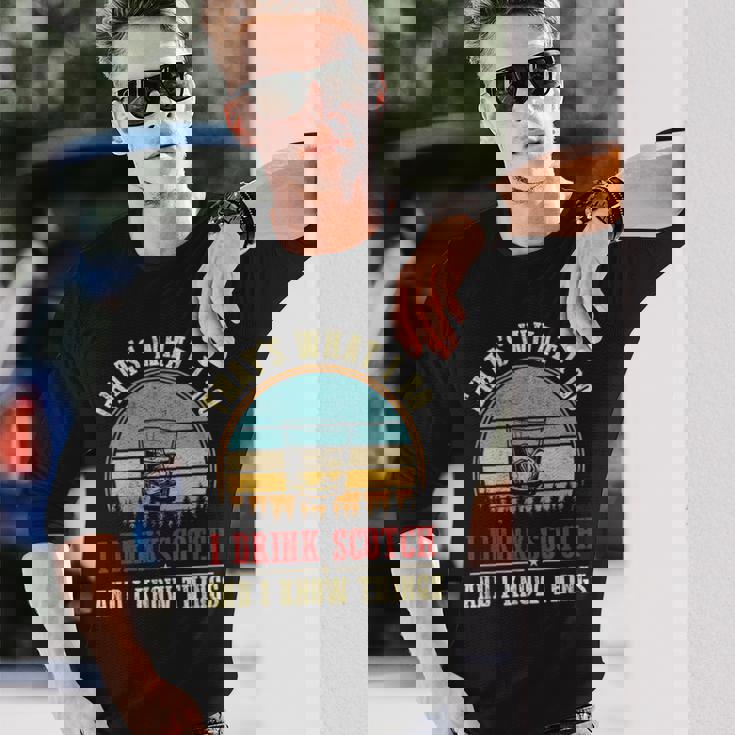 スコッチを飲みます＆アイ・ノウ・シングスファニー・スコッチ・ラヴァー・ウイスキー 長袖Tシャツ 彼への贈り物