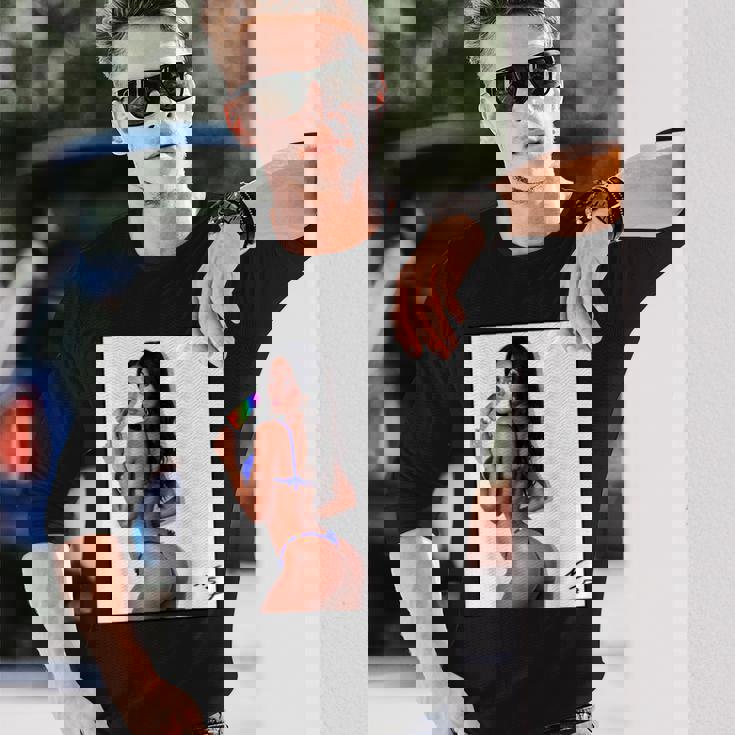 セクシーガールグラフィックtシャツ アイスポップのセクシーなラティーナブーティーガール。 長袖Tシャツ 彼への贈り物