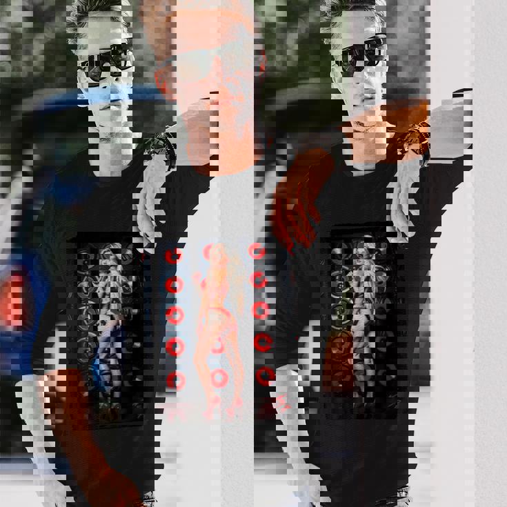 セクシーガールグラフィックtシャツ 赤いビキニを着たブロンドゴーゴーダンサー 長袖Tシャツ 彼への贈り物