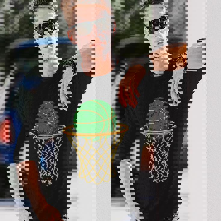 セントパトリックバスケットボールグリーンシャムロックバスケットボール 長袖Tシャツ 彼への贈り物