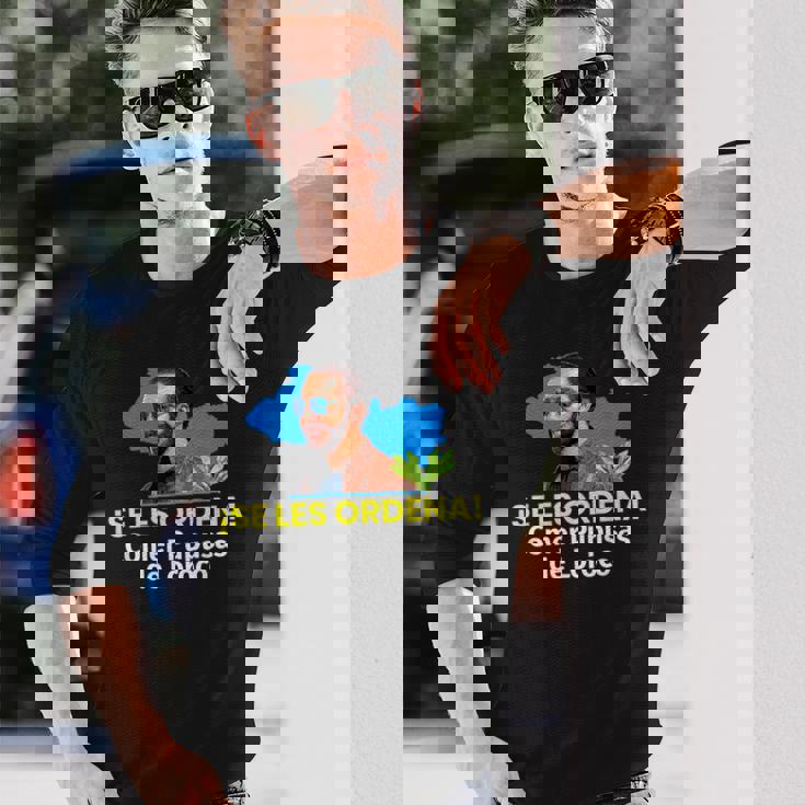 セ・レ・オルデナ・コメール・ププサス・デ・ロロコ、ナイーブ・ブケレ 長袖Tシャツ 彼への贈り物