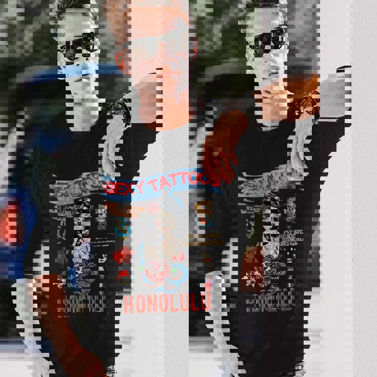 セーラー向けのタトゥーとセクシーガール。 長袖Tシャツ 彼への贈り物