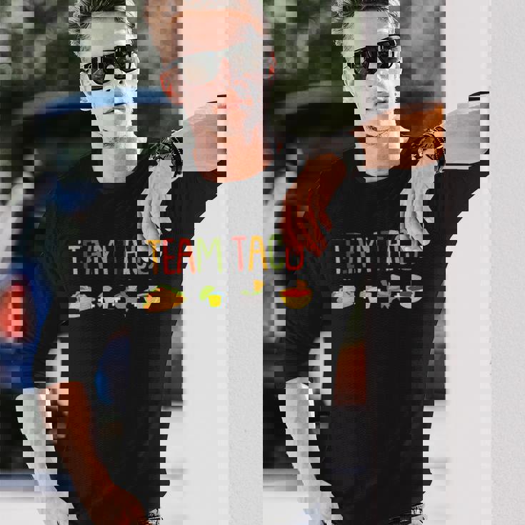 タコチューズデイの楽しみは、タコス好きのためのデザイン 長袖Tシャツ 彼への贈り物