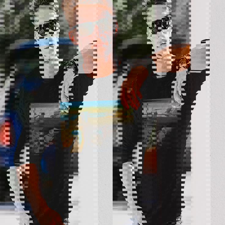 ダリによる有名な絵画の持続性 長袖Tシャツ 彼への贈り物