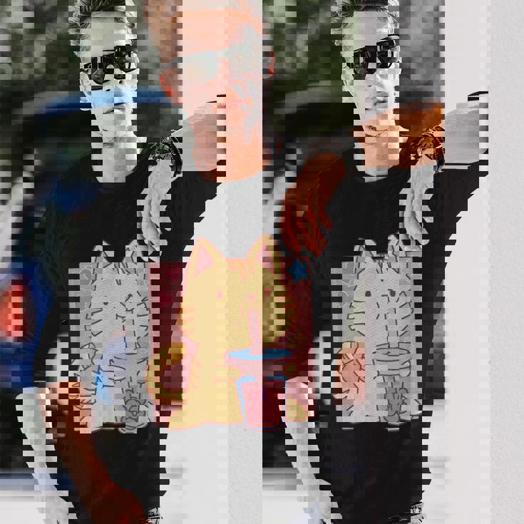 トラ猫とボバ茶のかわいいかわいい猫のグラフィック 長袖Tシャツ 彼への贈り物