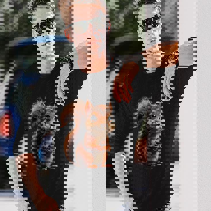 ドングリを持ったかわいいリスのデザイン 長袖Tシャツ 彼への贈り物