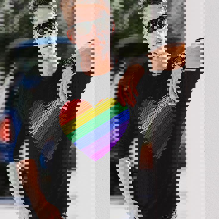 ハート・イン・ザ・カラーズ・オブ・ザ・レインボー 長袖Tシャツ 彼への贈り物