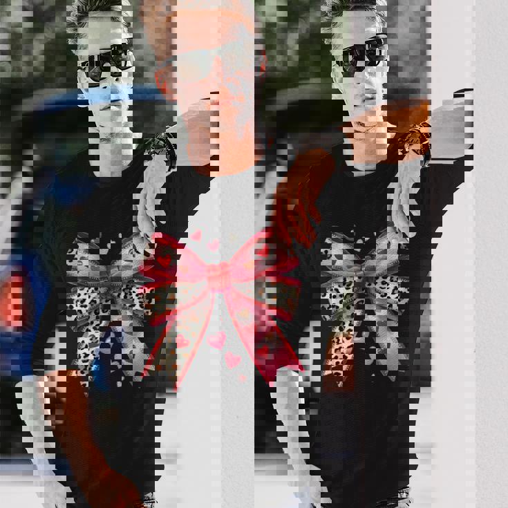 ハート付きピンクヒョウ柄リボン。 長袖Tシャツ 彼への贈り物