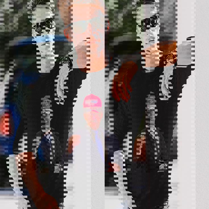 バイデンはトランプの帽子をかぶっています 2024 長袖Tシャツ 彼への贈り物