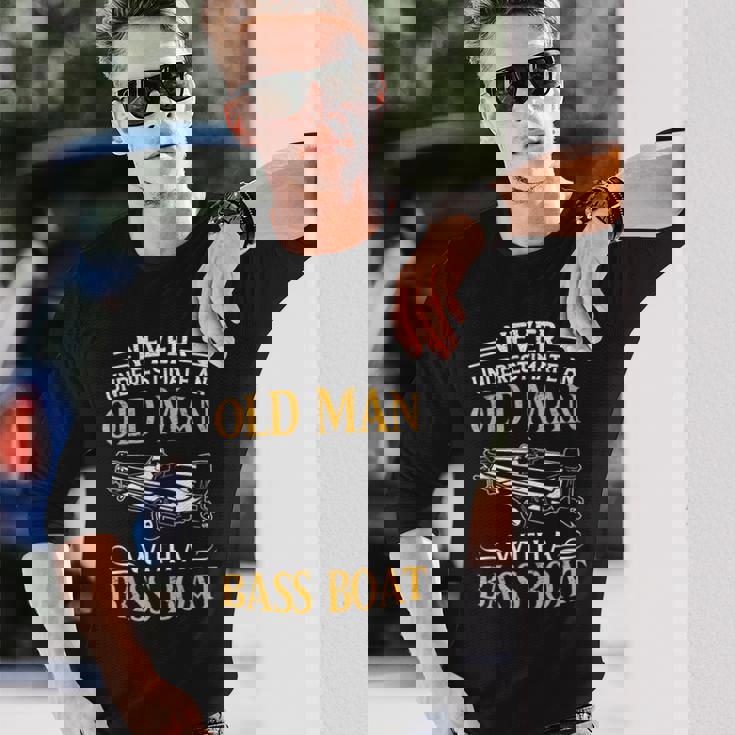 バスボート釣りの老人を決して過小評価しないでください 長袖Tシャツ 彼への贈り物