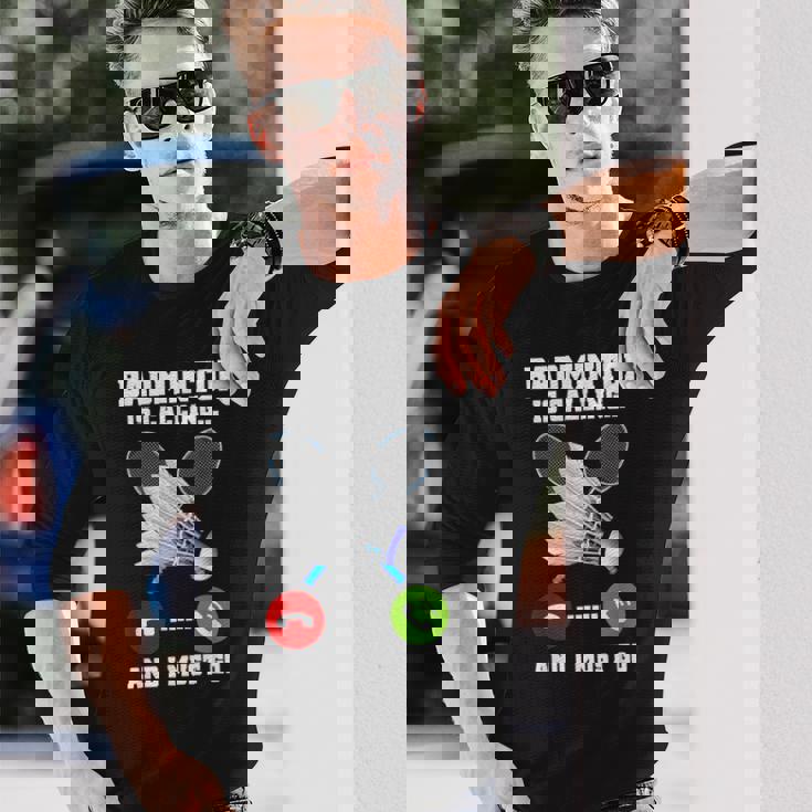 バドミントンが呼んでいる、私は行かなければならないラケットバドミントン選手badminton 長袖Tシャツ 彼への贈り物