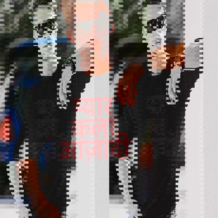 ヒンディー語で書かれた愛、芸術、自由 長袖Tシャツ 彼への贈り物