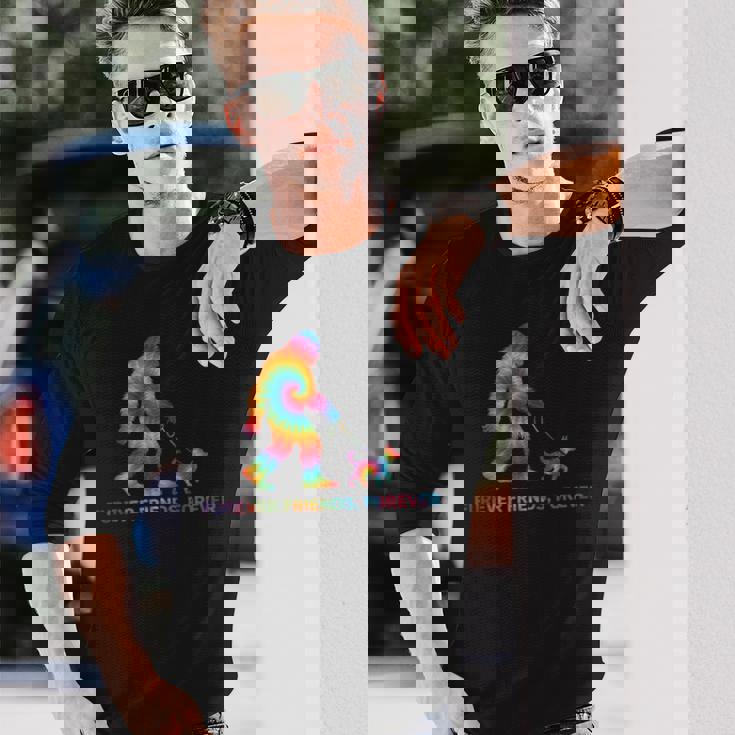 ビッグフットと犬の絆 – Furever Friends Forever 長袖Tシャツ 彼への贈り物