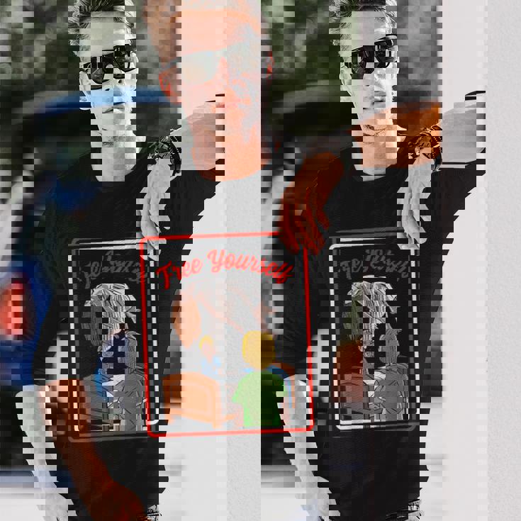 ビンテージ ホラー、取り憑かれた悪魔から解放される 長袖Tシャツ 彼への贈り物