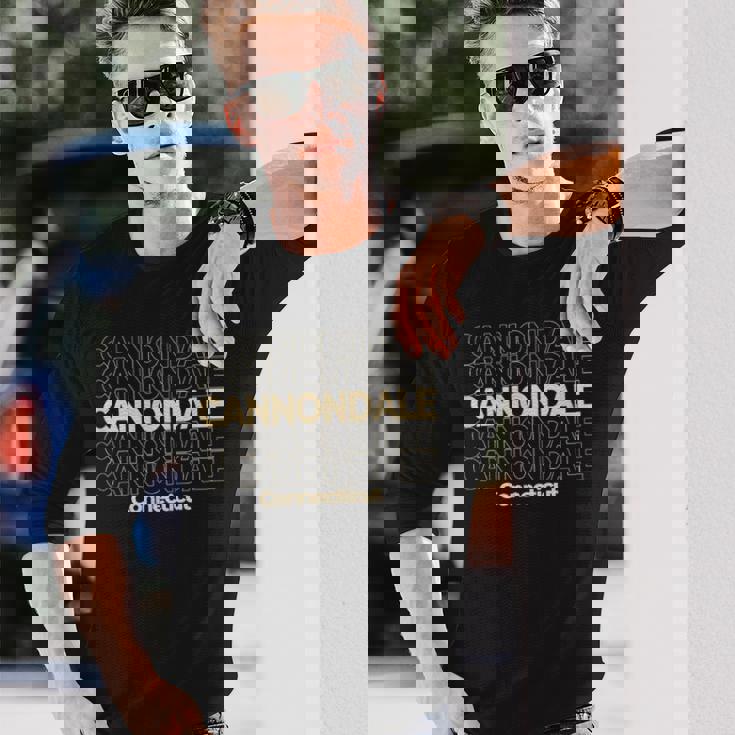 ビンテージキャノンデール、コネチカット州繰り返しテキスト 長袖Tシャツ 彼への贈り物