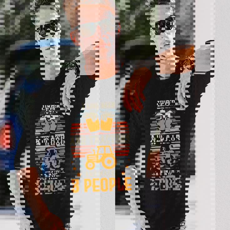 ビールとトラクターが好きで、たぶん3人で農作業をしています。 長袖Tシャツ 彼への贈り物