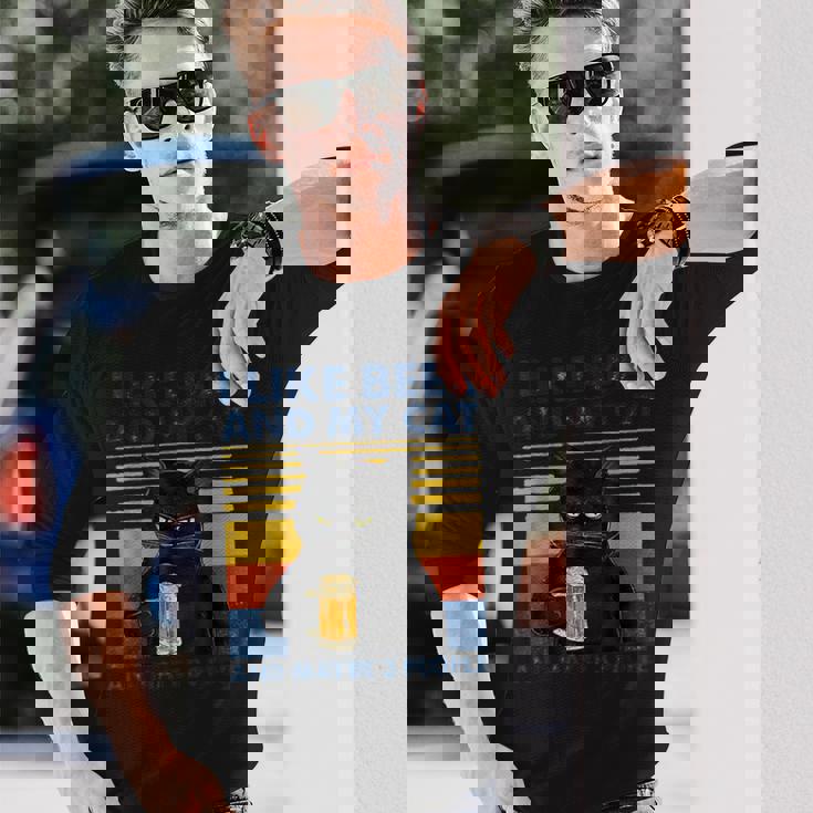 ビール好きで猫が手にビールを飲んでビール友達を応援 長袖Tシャツ 彼への贈り物