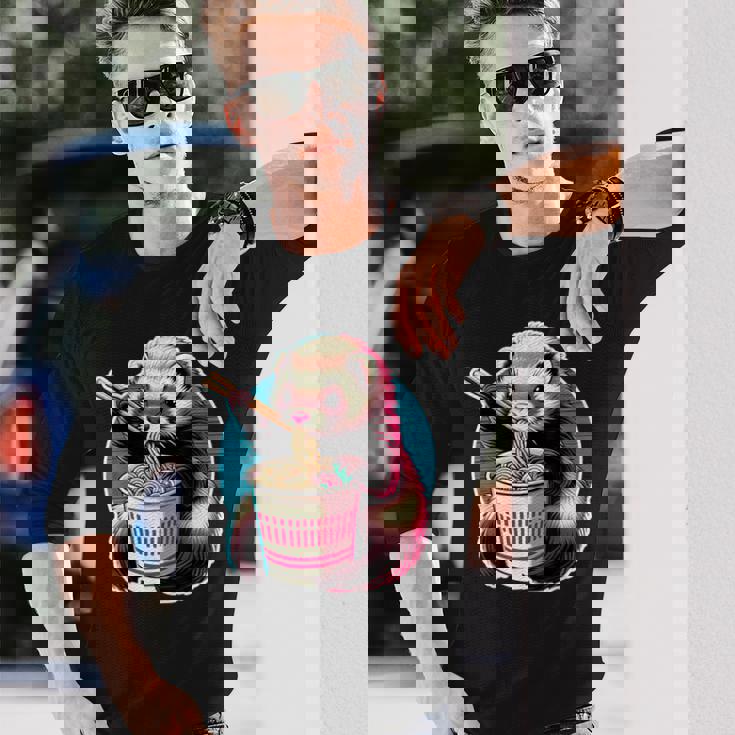 フェレットの飼い主かわいいカワイイアニメフェレットがラーメン丼シャツを食べる 長袖Tシャツ 彼への贈り物