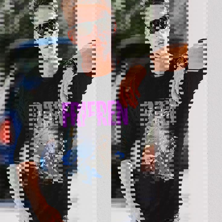 フリーレンと一緒にネモフィラの花園でくつろぐ時間。 長袖Tシャツ 彼への贈り物