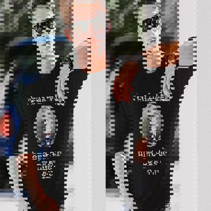 フロイトのスリップは私たちの胸に起こる-面白い心理学 長袖Tシャツ 彼への贈り物