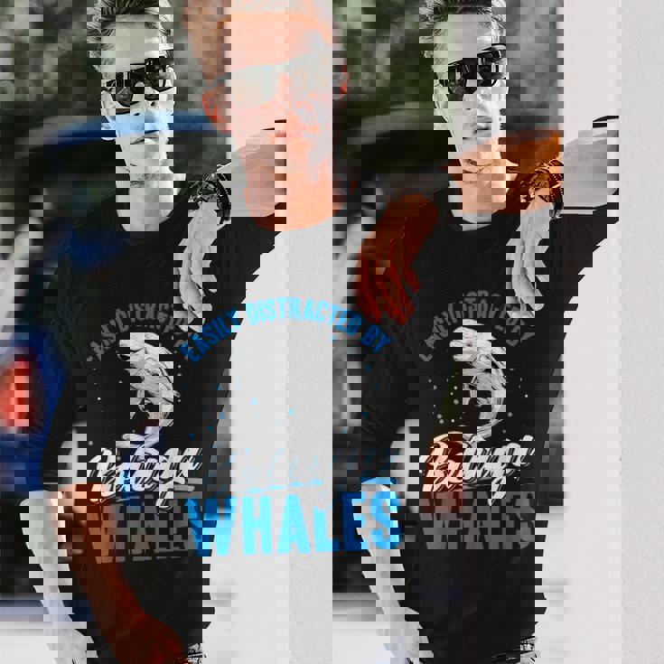 ベルーガクジラに簡単に気を取られる面白いシロイルカ動物。 長袖Tシャツ 彼への贈り物