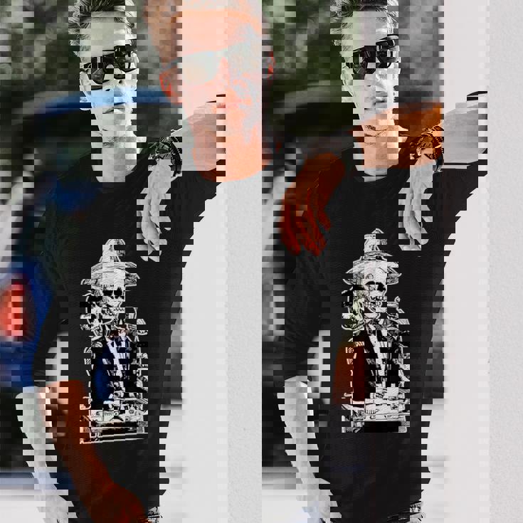 ホセ・グアダルーペ・ポサダ作 アルコール カラベラ 1888 長袖Tシャツ 彼への贈り物