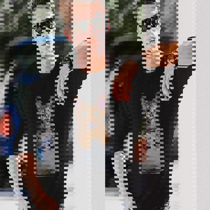 ポケットに入ったアビシニアン猫 長袖Tシャツ 彼への贈り物