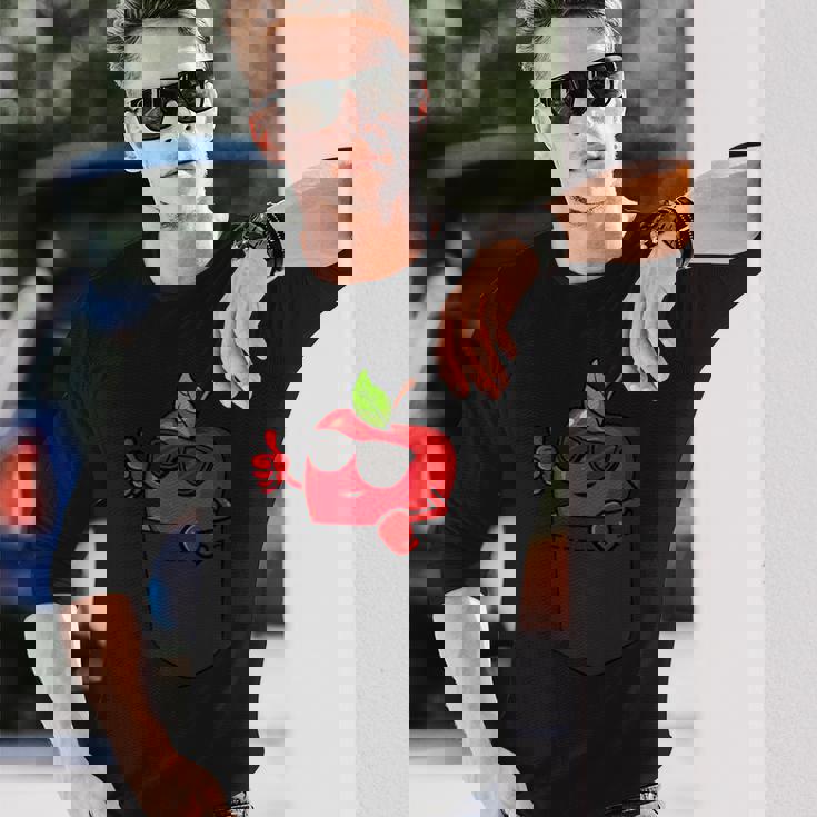 ポケットに入ったクールなリンゴ、サングラスをかけたリンゴのぞき見。 長袖Tシャツ 彼への贈り物