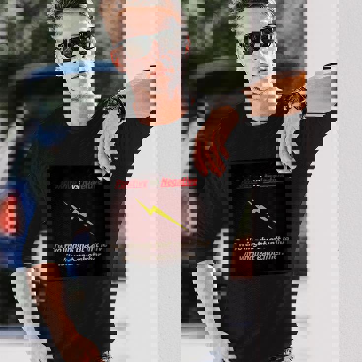 ポジティブ対ネガティブ 長袖Tシャツ 彼への贈り物