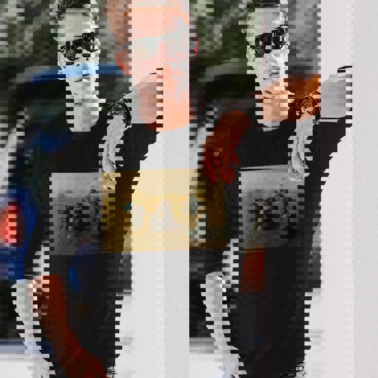 ミレー風アート猫の田植え 農作業をする三匹の猫たち 長袖Tシャツ 彼への贈り物