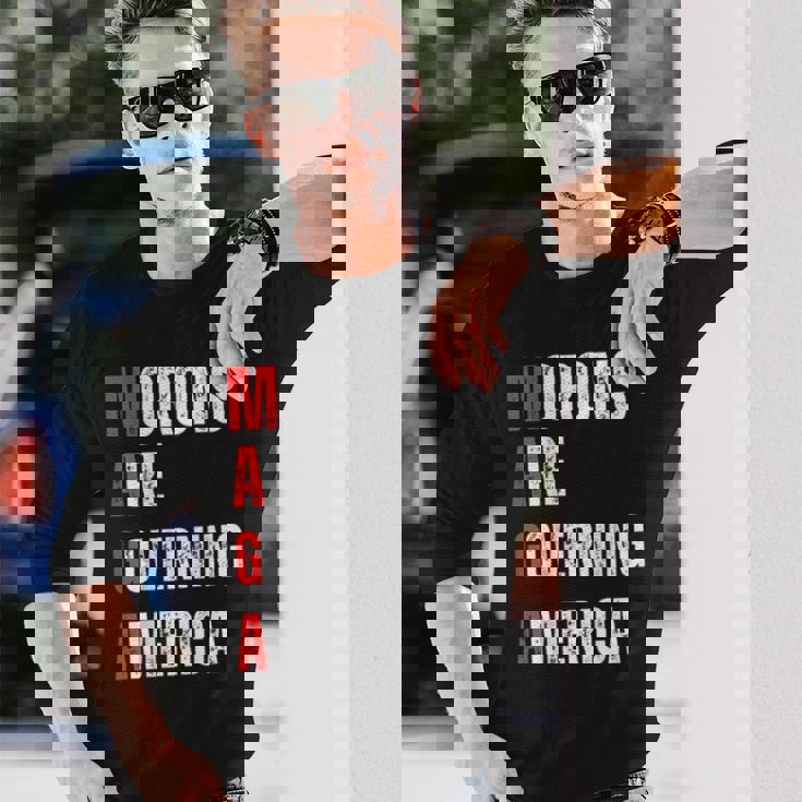 モロンはアメリカを支配している政治的ユーモアの自由のスピーチ 長袖Tシャツ 彼への贈り物