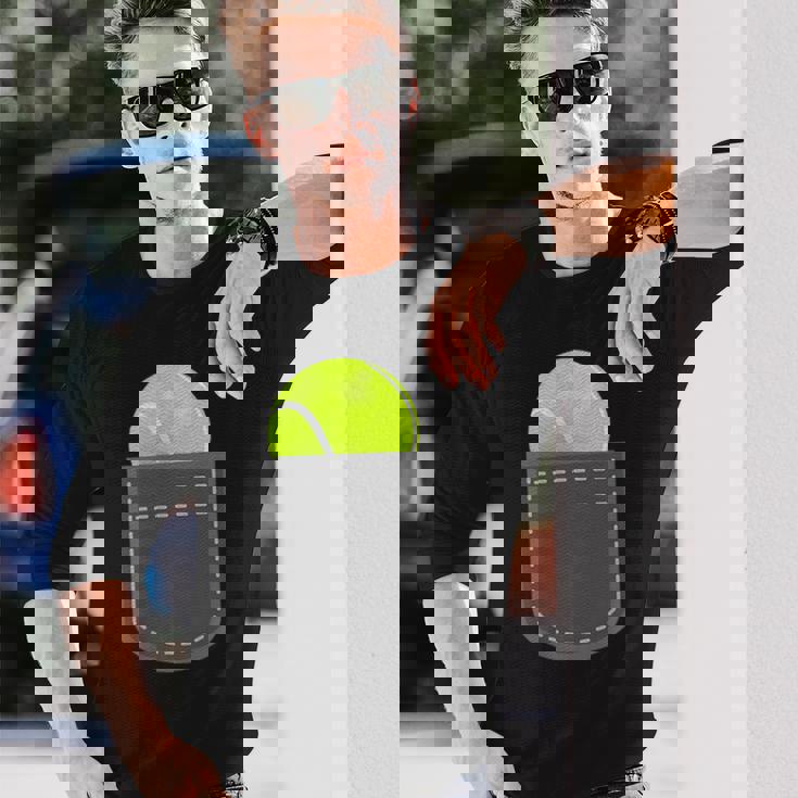 ユーモラスなテニスプレーヤーのための偽のポケットに入った面白いテニスボール 長袖Tシャツ 彼への贈り物