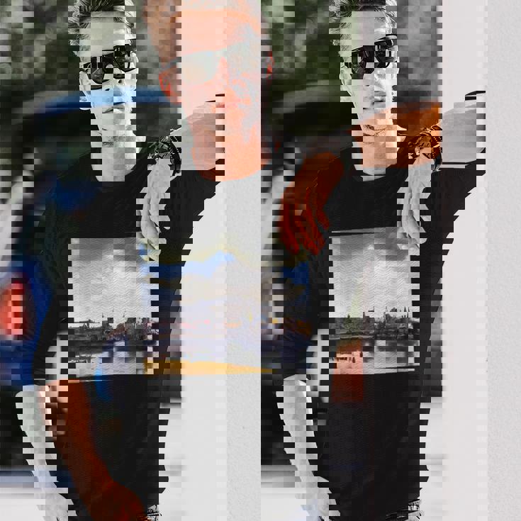 ヨハネス・フェルメールによるデルフトの眺めゲジヒト・オプ・デルフト 1661 長袖Tシャツ 彼への贈り物