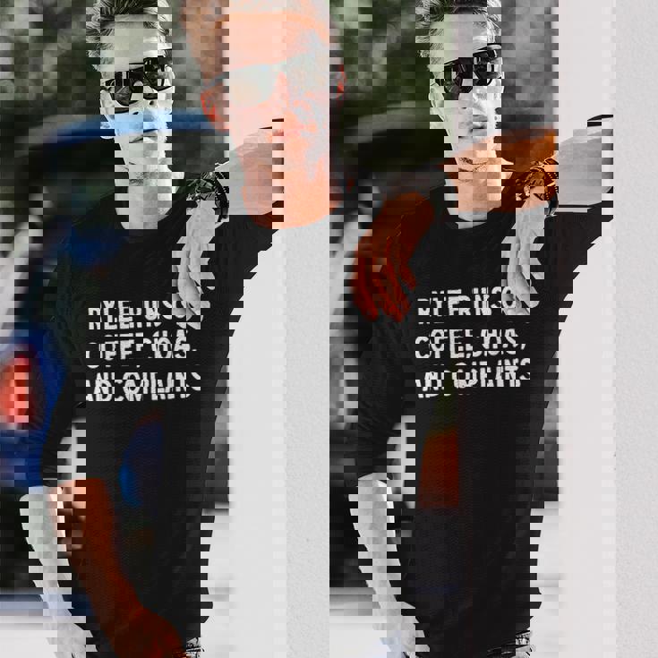 ライリーはコーヒー、混沌、苦情に駆けつけます。 長袖Tシャツ 彼への贈り物