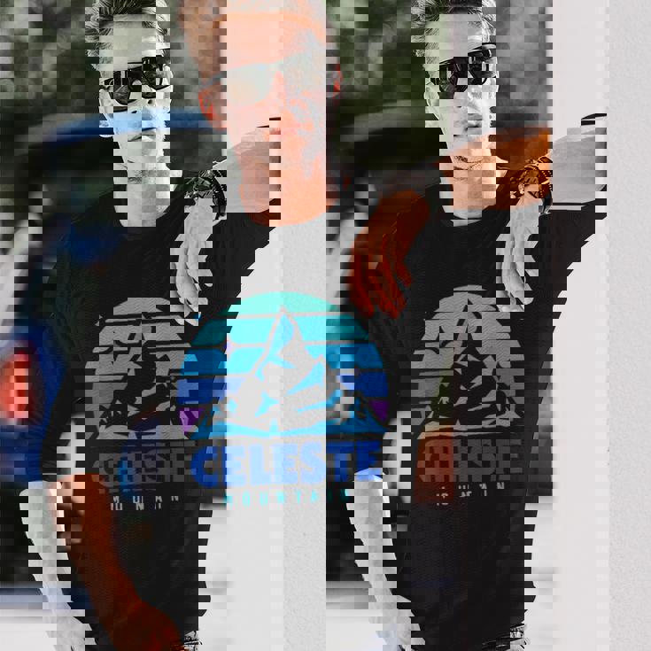 レトロ セレステ ヴィンテージデザイン 山遊び ビデオゲーム 長袖Tシャツ 彼への贈り物