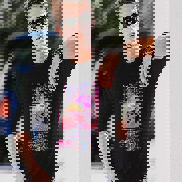 レトロなサイバーパンクヴェイパーウェーブ の 美学を取り入れた日本のサイバーパンクアニメ 長袖Tシャツ 彼への贈り物