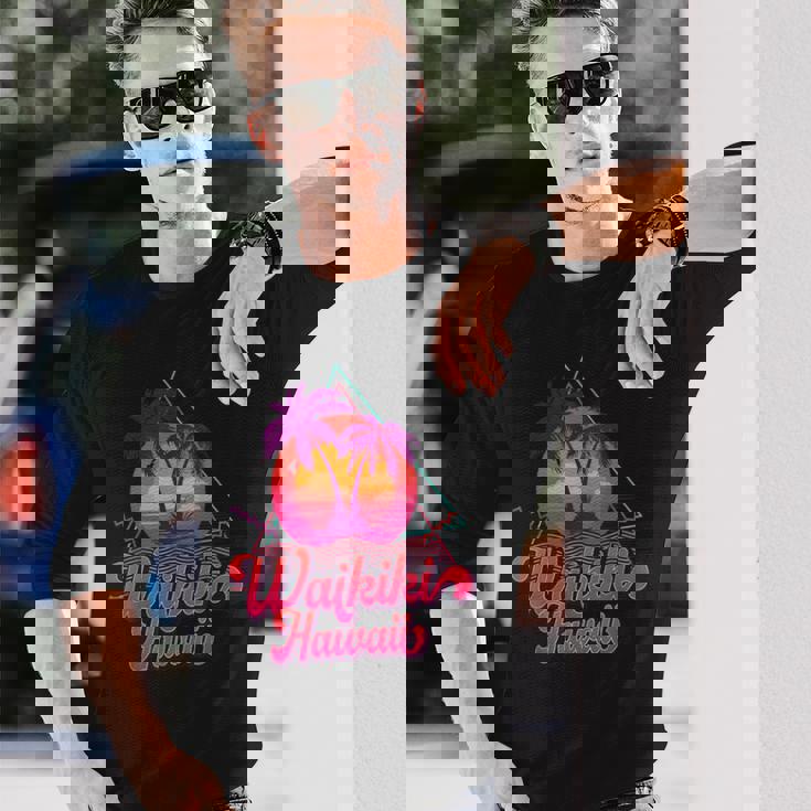 ワイキキ ビーチ バケーション ハワイ サーフ サンセット サーファー レトロ 80年代 長袖Tシャツ 彼への贈り物