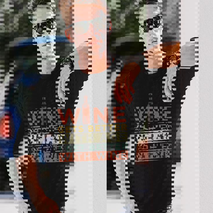 ワインは年を重ねるごとに良くなる私はワインと共に良くなる 長袖Tシャツ 彼への贈り物